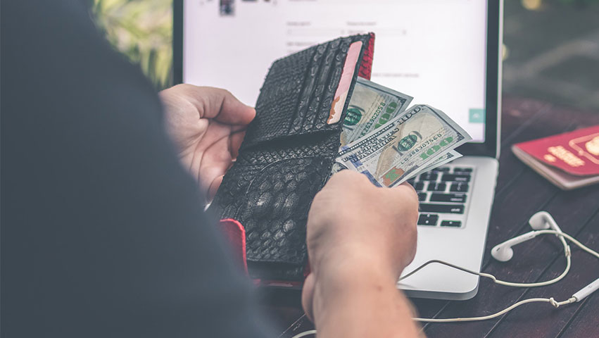 money on wallet - 7 Gründe, warum Menschen es wahrscheinlich vorziehen, online zu spielen.